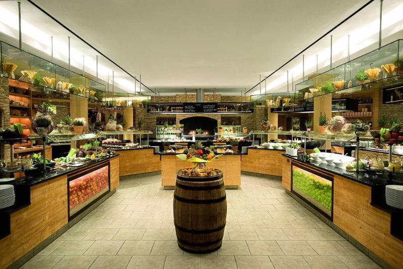 Schlosshotel Kitzbuehel A-Rosa Collection エクステリア 写真 The salad bar at Seasons 52