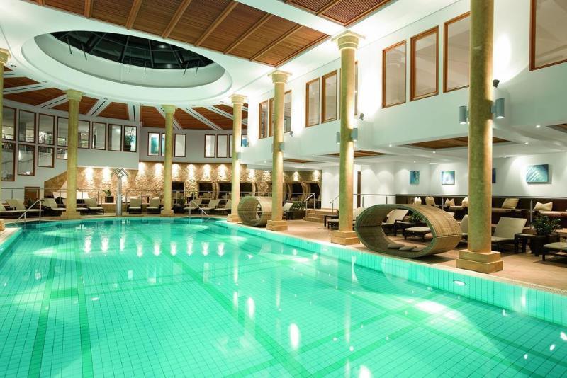 Schlosshotel Kitzbuehel A-Rosa Collection エクステリア 写真 The swimming pool at the hotel