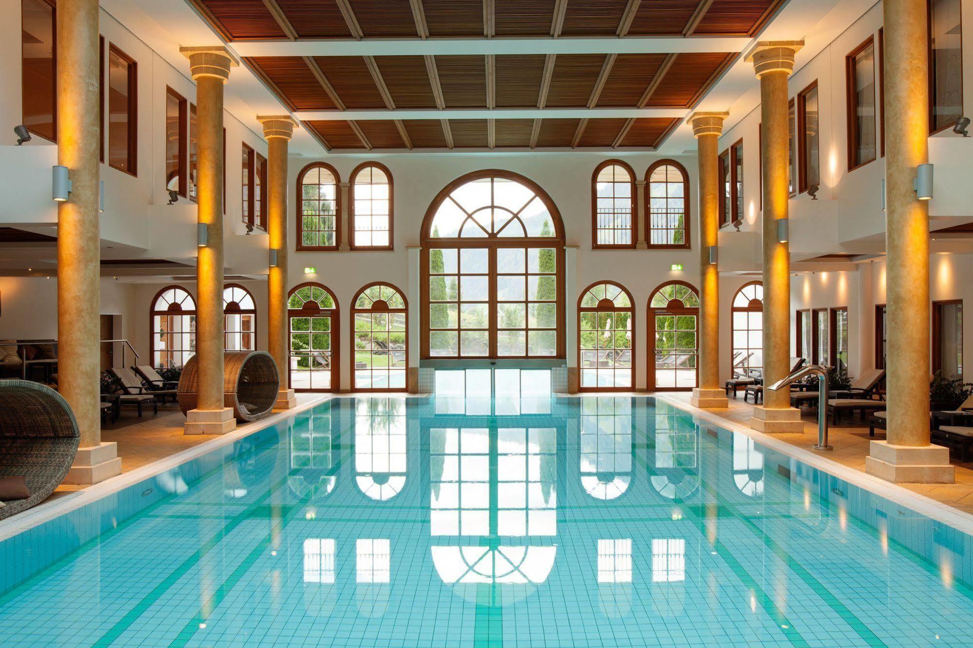 Schlosshotel Kitzbuehel A-Rosa Collection エクステリア 写真 The swimming pool at the Hotel
